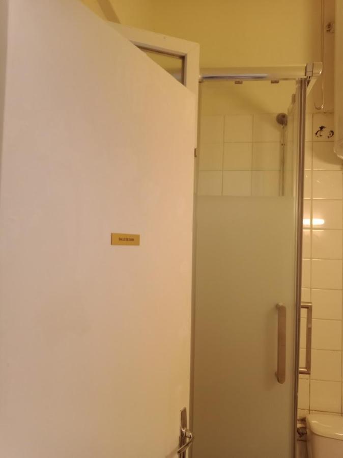 Apartament Petite Maison Avec Cour Dans Les Beaux Quartiers-Vous Faites Le Menage- Very Good Prices For T-H-E Location But You Have To Clea-N Th-E Flat Paryż Zewnętrze zdjęcie